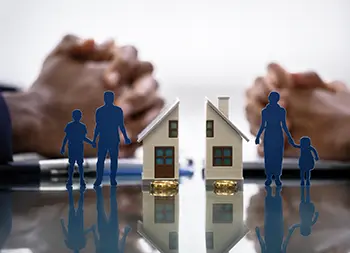Divorcio y separación familiar — figuras, casas y anillos de matrimonio