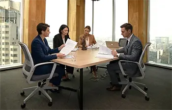 Abogados reunidos con clientes en una sala de reuniones